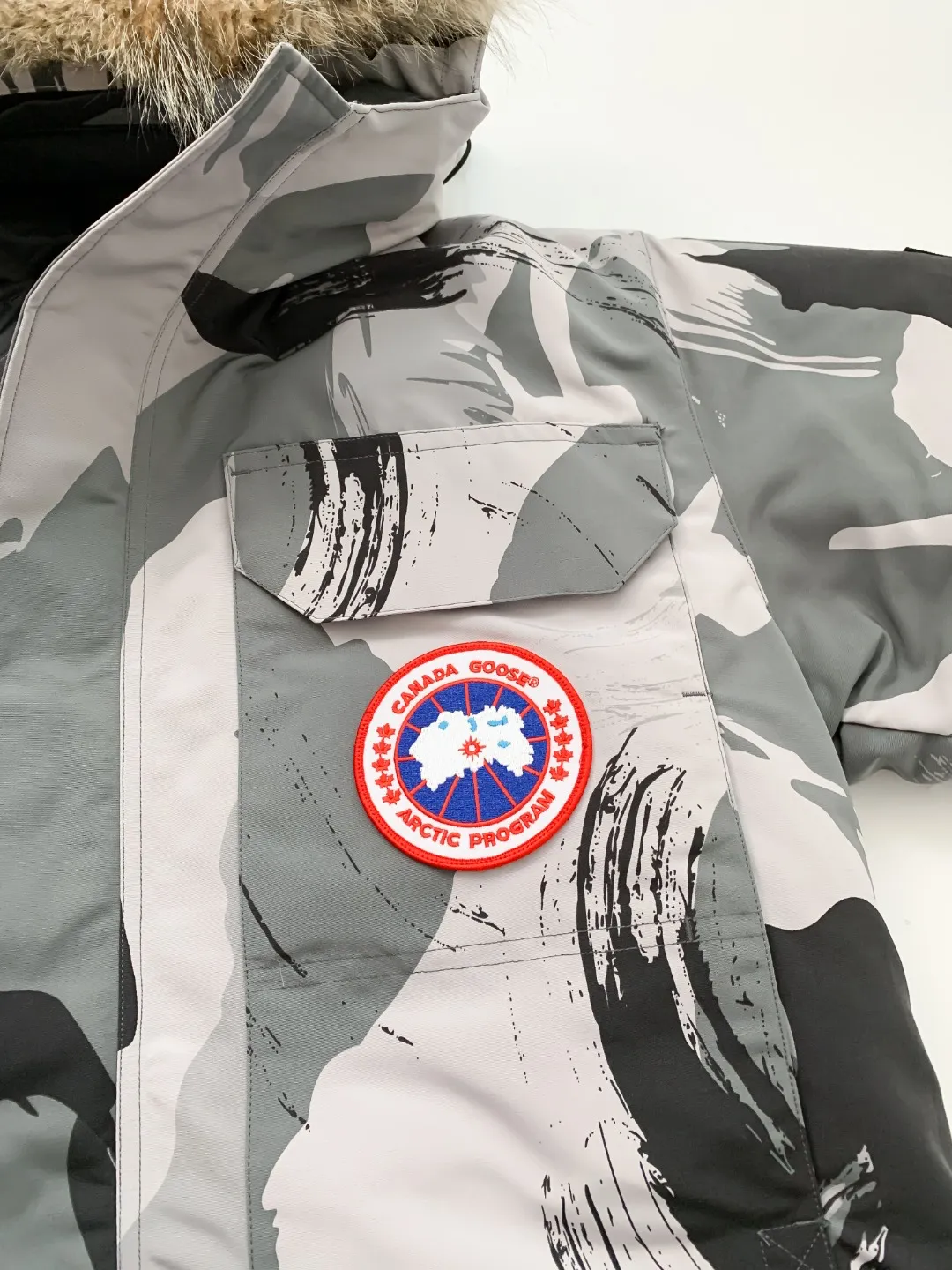 P780 Fake model pictures were taken at home. Colleagues please do not pass them off as stolen pictures! Style number: Y60-🇨🇦CANADA GOOES 24 new styles 08 styles/couple styles Factory direct supply: supplying global purchasing agents, micro-businesses, entities, Tmall, high-end stalls and studio cooperation, free shipping! Canada Goose Expedition Parka 2008 is the same style for men and women. It is mid-length and the most timeless classic. All Arctic and Antarctic scientific expedition teams choose Canada Goose as their cold-proof equipment. It is the Rolls-Royce of down jackets. ➖ Industry-leading anti-counterfeiting chip sensing. ➖ Imported Behringer embroidery machines and customized embroidery labels, the highest level and industry leading. ➖ Imported Korean 21-count polyester-cotton blended original fabric, TC85 waterproof coated fabric, water-repellent, windproof and wear-resistant. ➖ The new national standard 80 white duck down is filled with an average of 520 grams of down. The amount of down filled is industry-leading. ➖ 100% nylon lining with double double-layer sealing design to prevent velvet running, and seamless thread design on the cuffs! ➖ Western Canadian Green Wolf Collar. ➖ Yoshida YKK provides original factory-customized electroplated sliders. YKK two-way lockable zippers are tight and smooth and do not peel off paint. ➖ 3M composite Velcro is durable and the accessories and hardware are all custom-made. Note: Our copywriting is only simple and clear. Instead of bragging about the copywriting, it is better to compare and understand with samples. Only for the purest goose, the most dedicated, the most professional, the highest quality, the highest cost performance! Color: white red blue gray camouflage navy black SIZE:XS-XXL